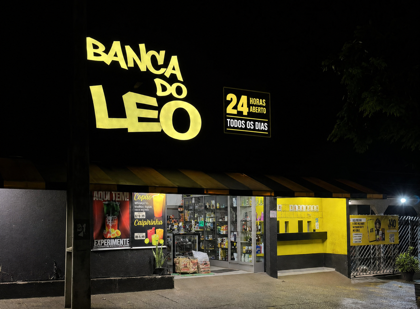 Fachada da Banca do Léo à noite